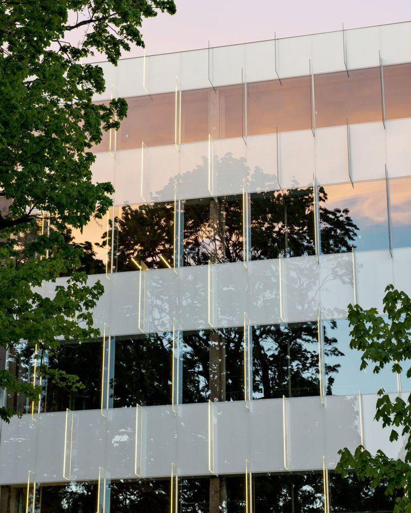 Fotografi av glassfasade med utstikkende glasselementer.