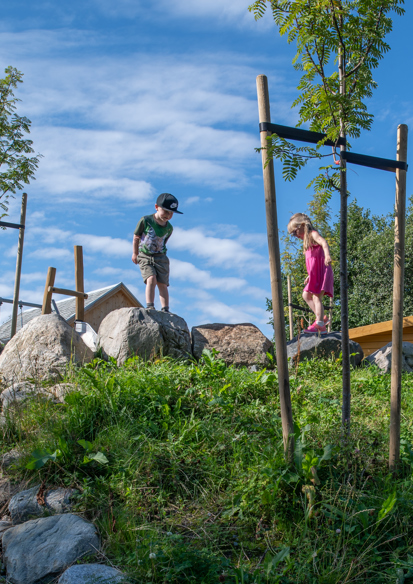 Barn leker på steiner. Foto.