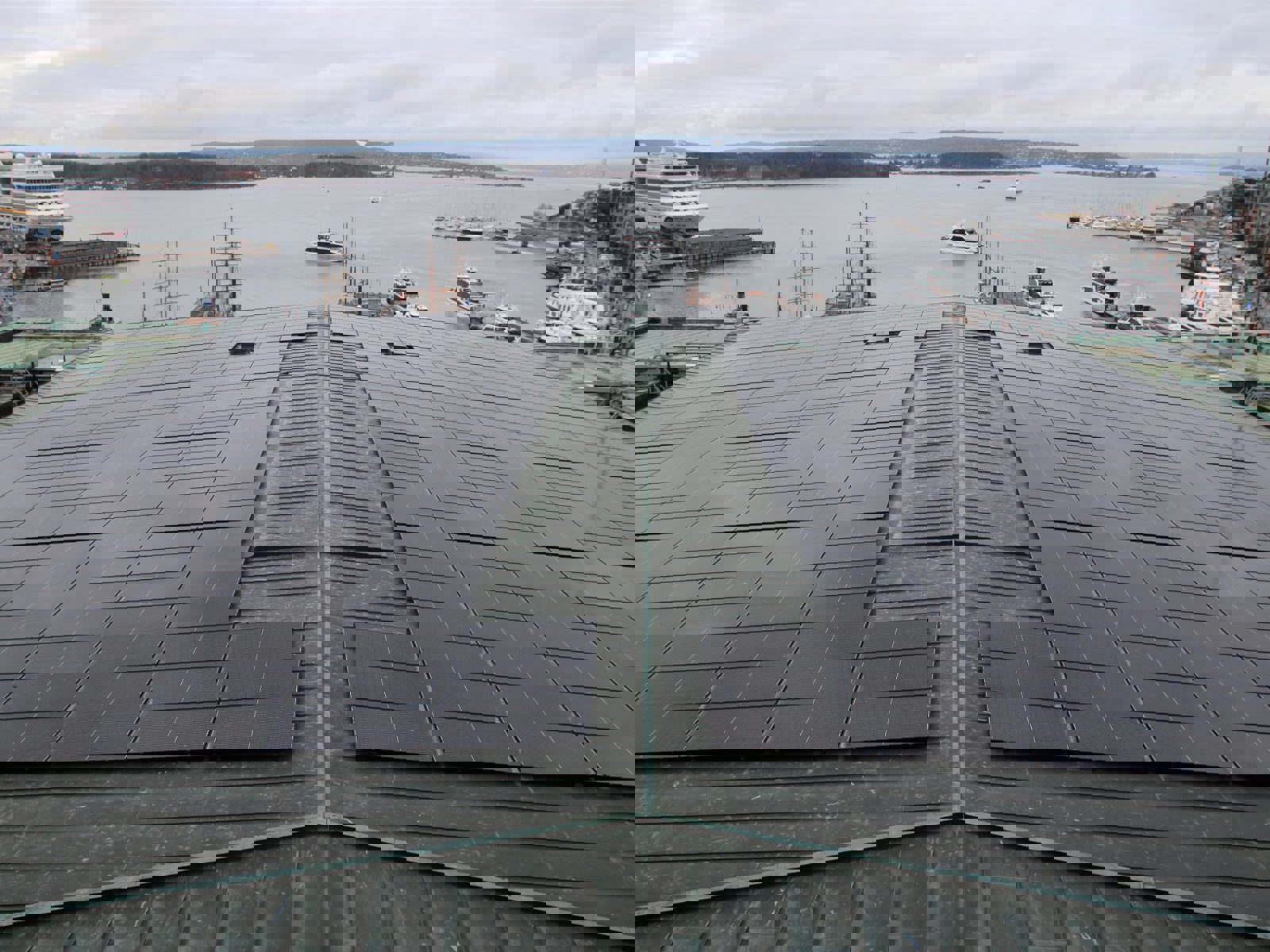 Taket på Oslo rådhus, med solcelleanlegg. Foto.