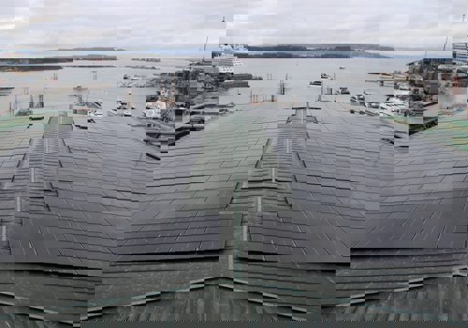 Taket på Oslo rådhus, med solcelleanlegg. Foto.