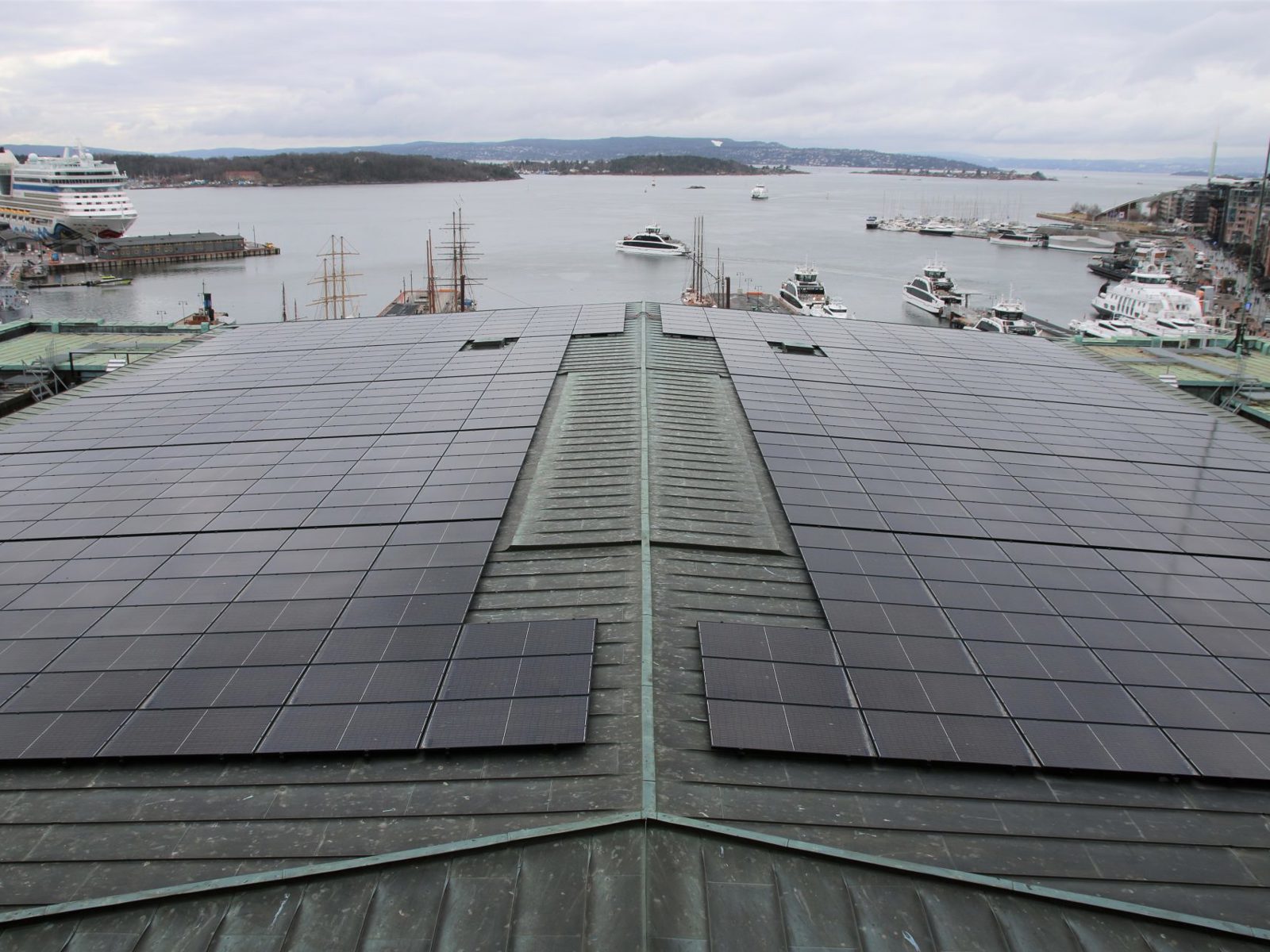 Taket på Oslo rådhus, med solcelleanlegg. Foto.
