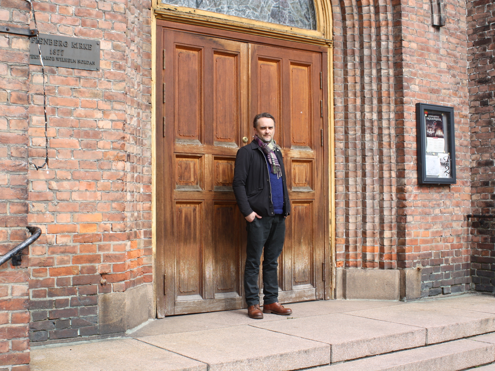 Arkitekt Stian Schjelderup foran inngangen til Sofienberg kirke i Oslo. Foto.