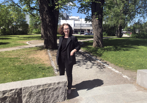 Foto av Jeta Limani Andreassen i en park.