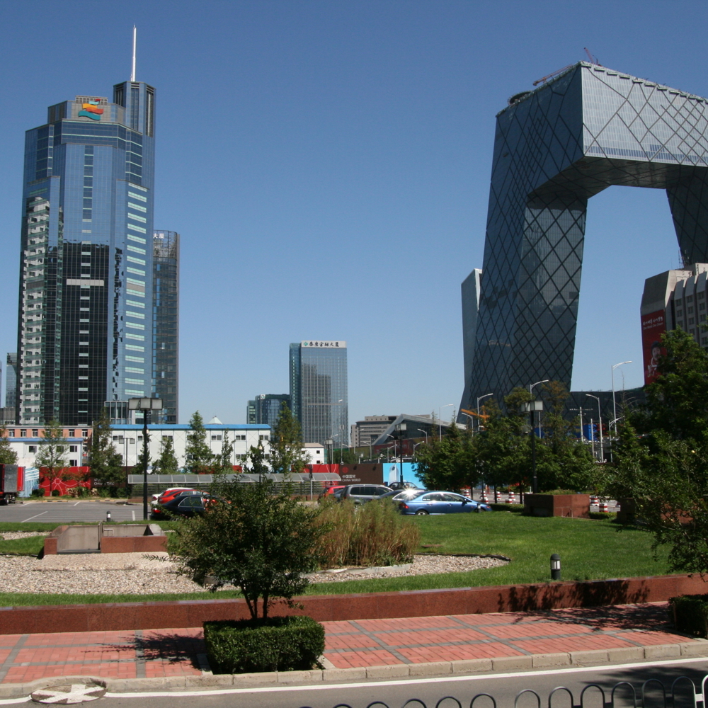 Foto av Rem Koolhaas’ kringkastingsbygning i Beijing og nabobygget.
