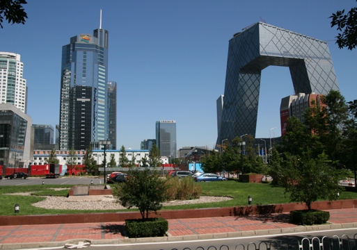 Foto av Rem Koolhaas’ kringkastingsbygning i Beijing og nabobygget.