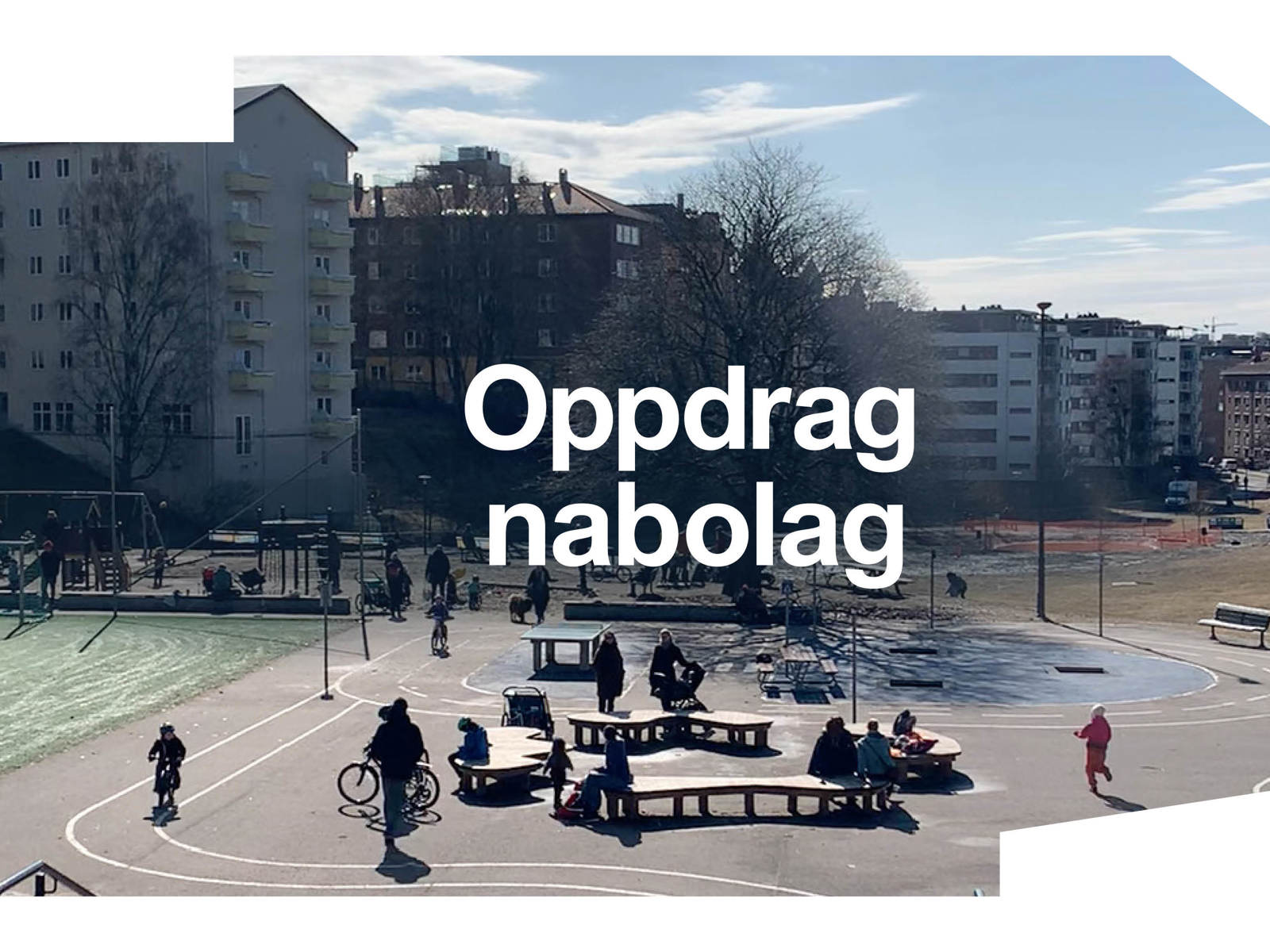 Plakat for Oslo arkitektur triennale der tittelen Oppdrag nabolag står over et bilde av offentlig byrom. Foto + tekst.