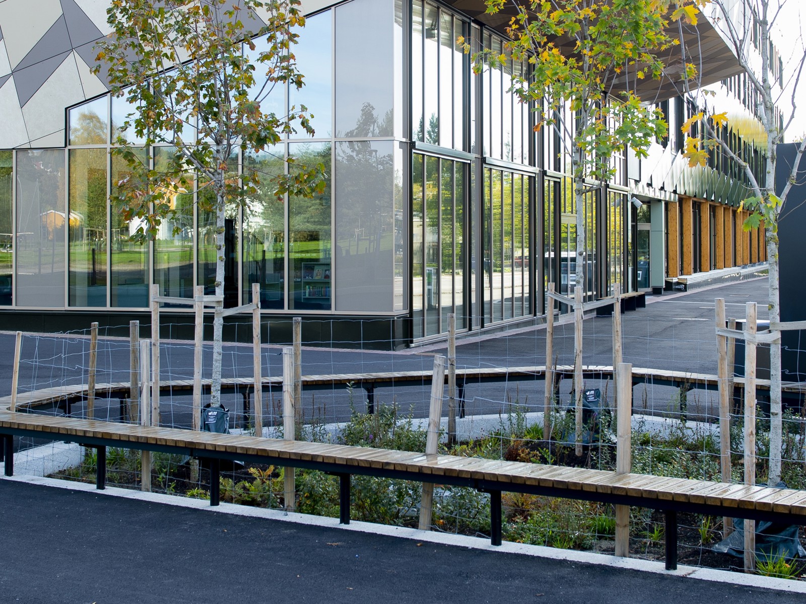 Eksteriørfoto av Voldsløkka skole med overvannsbedd i forgrunnen.