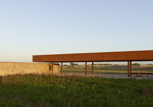 Paviljong på eng. Treverk og mursteins konstruksjon. Foto.