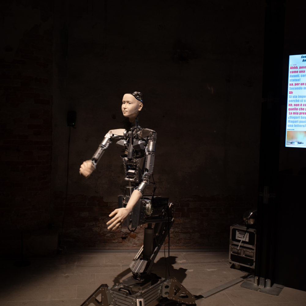 Foto av en utstilling med en robot formet som et menneske.
