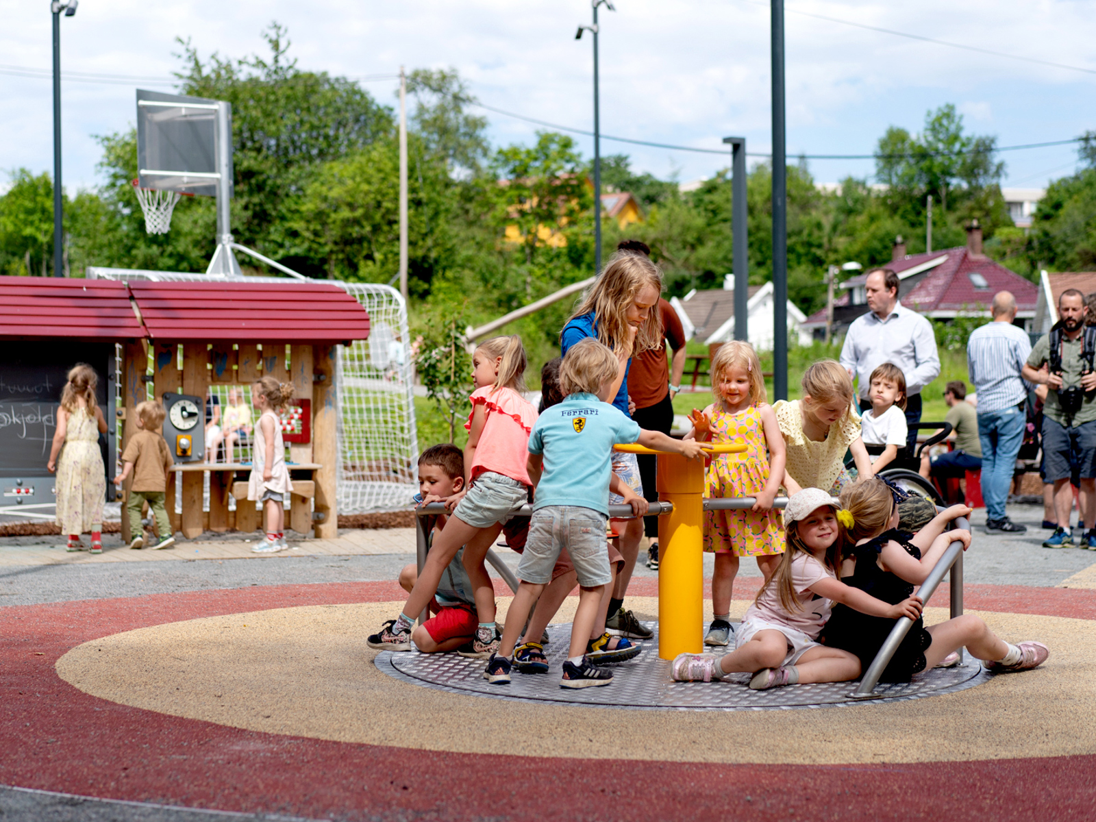 En gruppe barn leker på et apparat på en lekeplass utendørs. Foto.