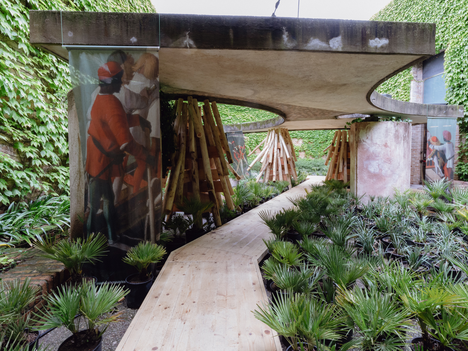 Overbygd tak i hage med sti av tre planker. Foto eksteriør.