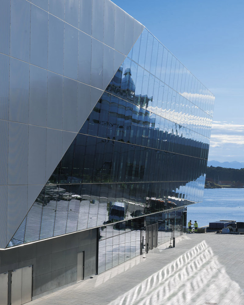 Eksteriør foto av fasade på Stavanger konserthus, glass og betongplater.