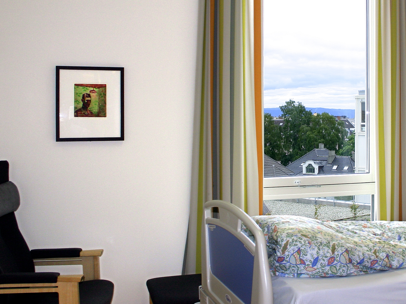 Interiør foto av sengerom på sykehus. 