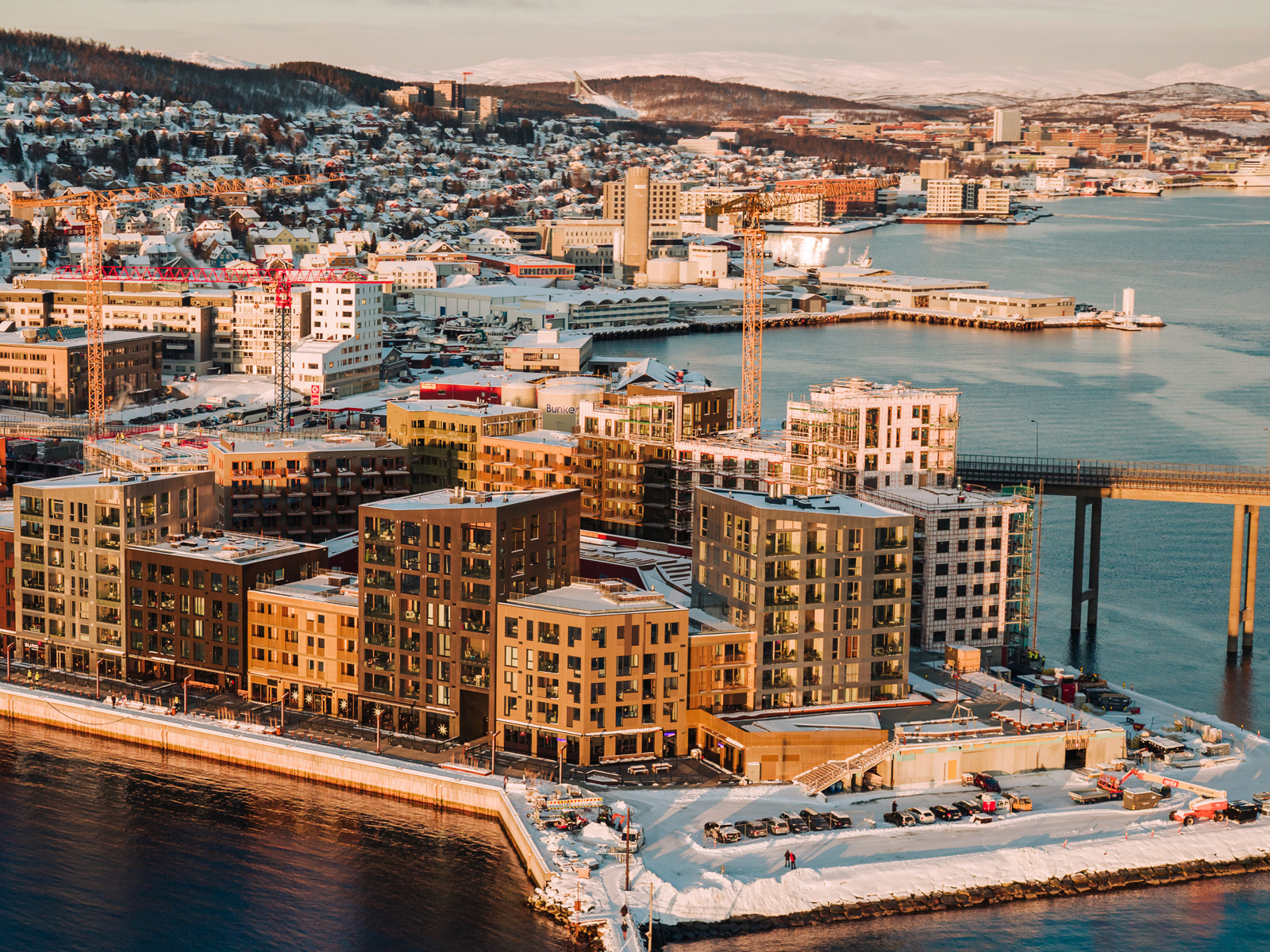 Oversiktsfoto av vervet i Tromsø på vinteren i solnedgangslys.