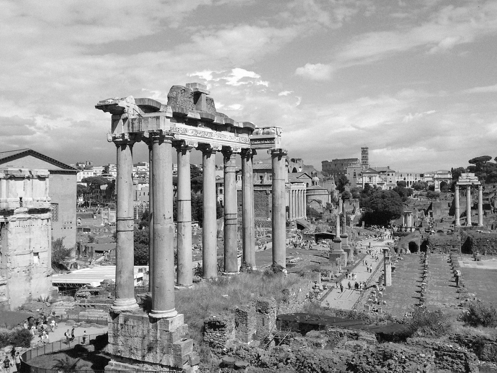 Svart hvitt foto av ruiner i Roma. 