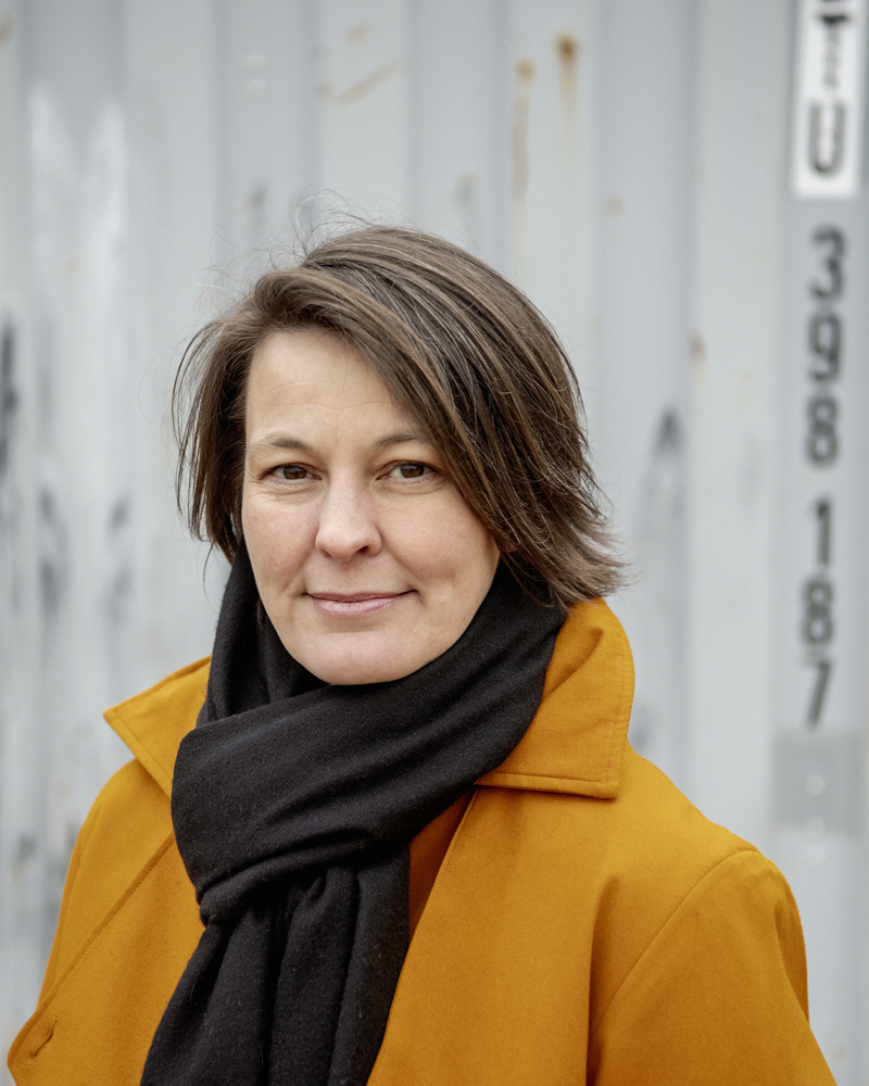 Portrett bilde av Alexandra Altermark utendørs med kåpe og skjerf på. Foto.