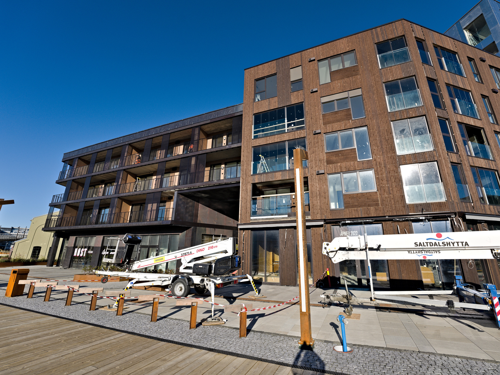 Foto av fasadene på noen av boligblokkene på vervet i Tromsø.