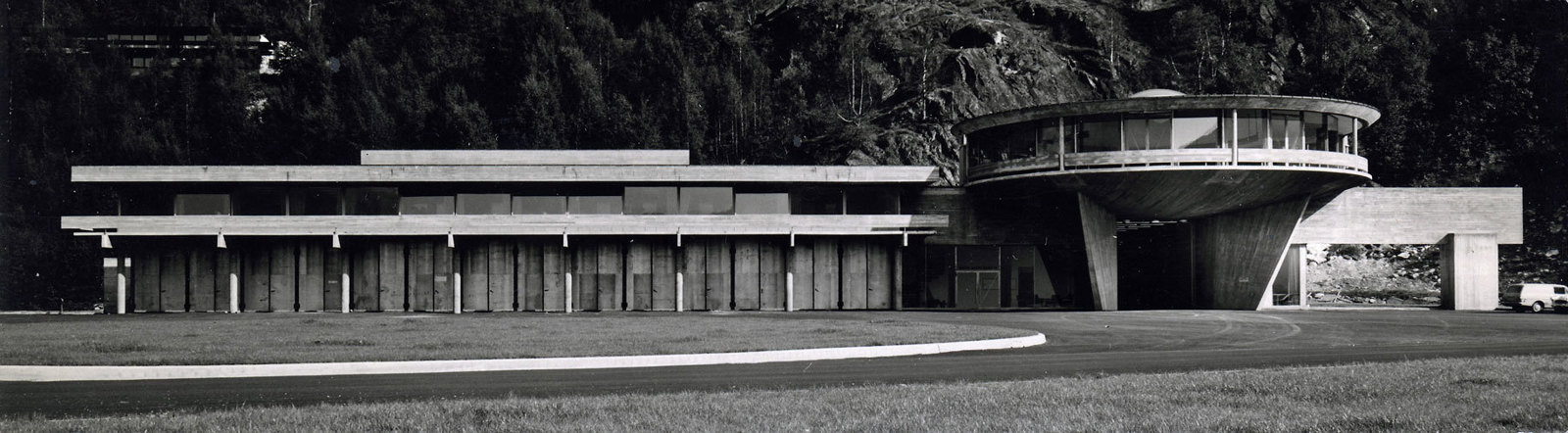 Eksteriør foto i svart hvitt av betong arkitektur. 