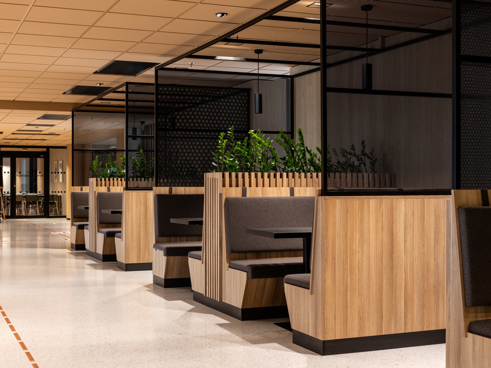 Interiør foto, sittebåser i kantine.