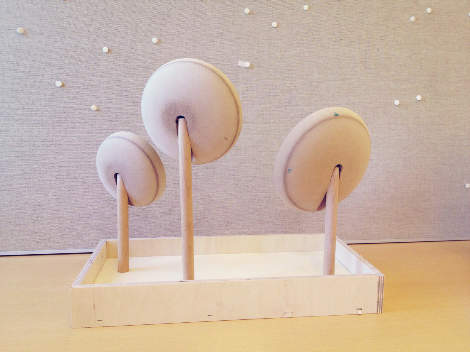 Prototype av Blossom, trefat med tre runde tresirkler stikkende opp. Foto.