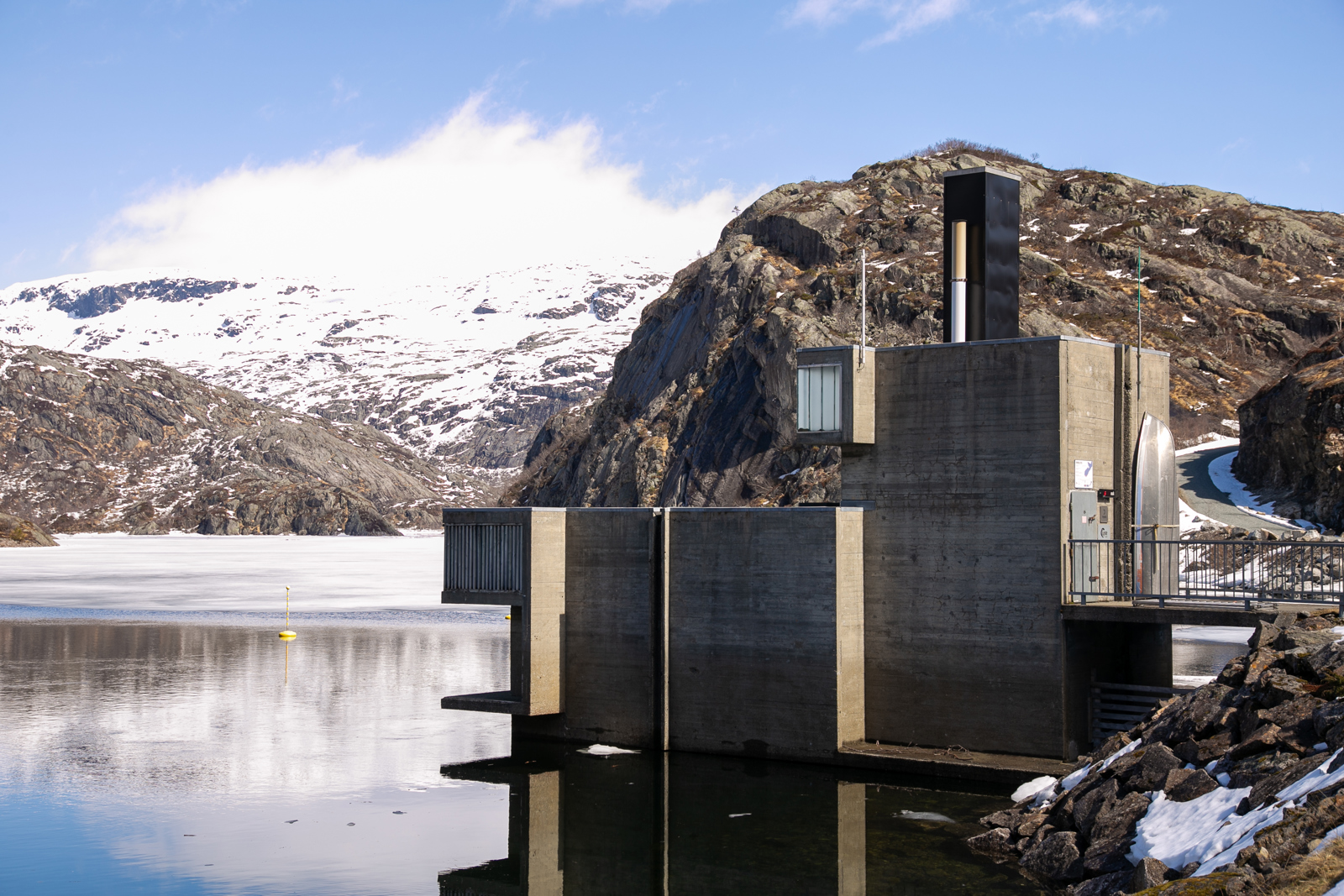 Eksteriørfoto av anlegget i betong som ligger i vannkanten i brutalistisk stil