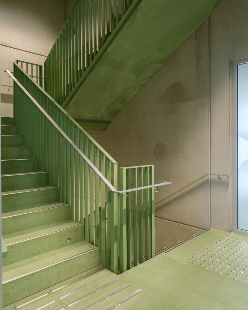 Interiør foto av en grønn trapp.