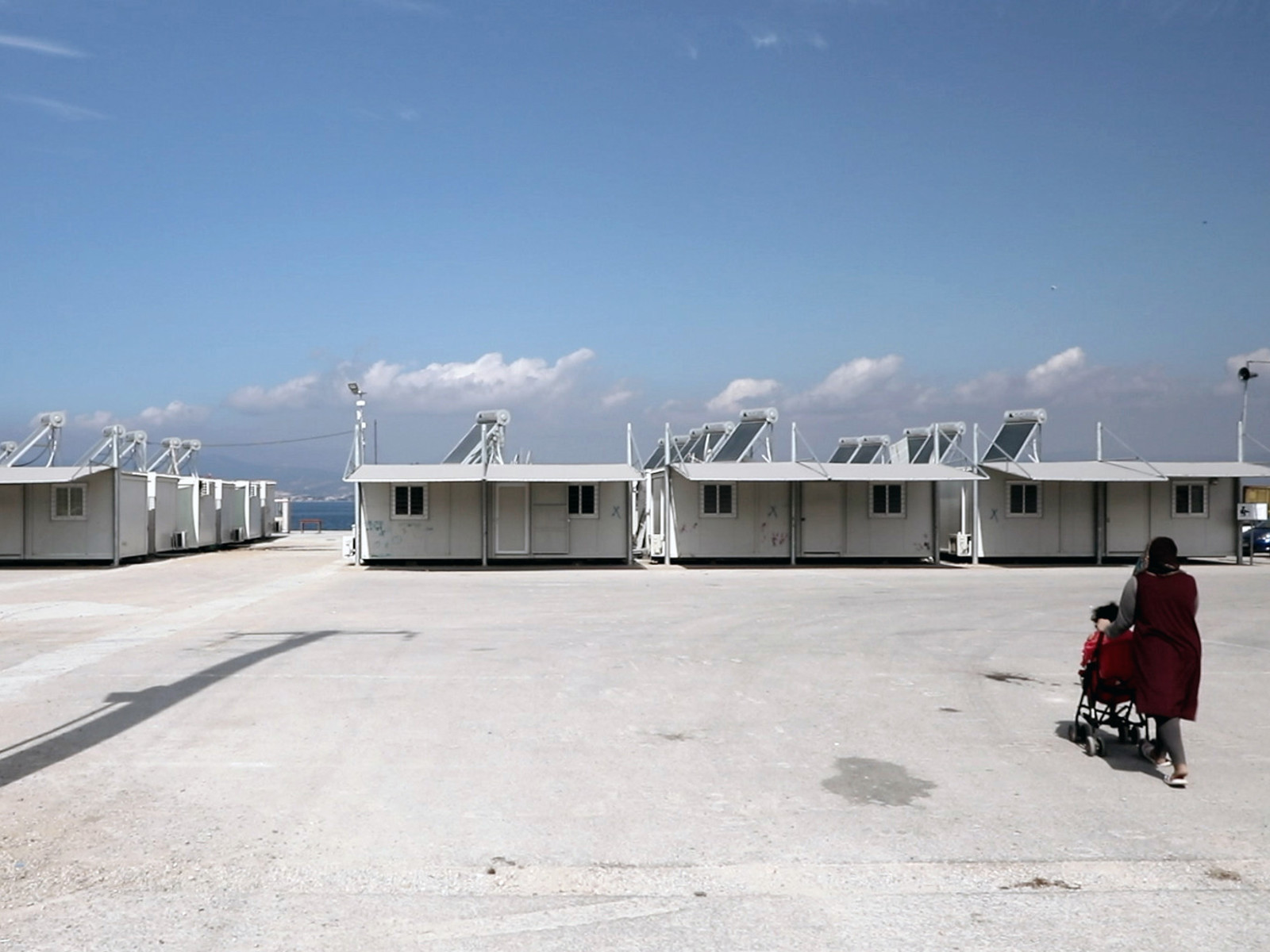 Stillbilde fra filmen «Shelter Without Shelter».